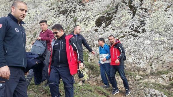 Bitki toplarken dağda mahsur kalan 5 çocuk kurtarıldı