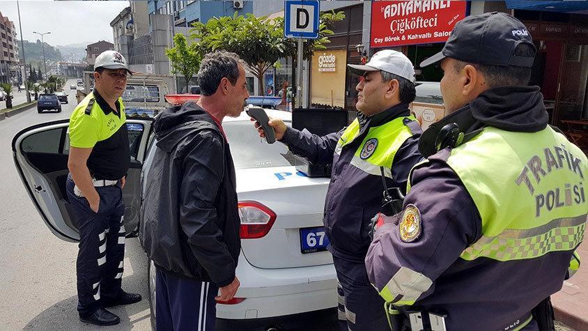 Alkollü sürücüden polise tepki: İnsan kız arkadaşının yanında alınır mı