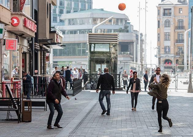 1 Mayısta Taksim’de sokaklar boş kalınca esnaf voleybol oynadı