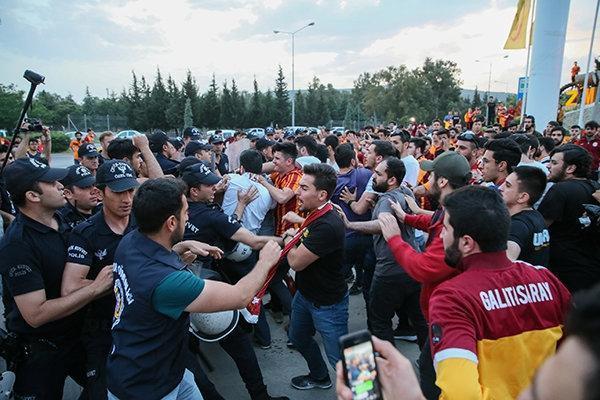 Galatasaraya olaylı karşılama
