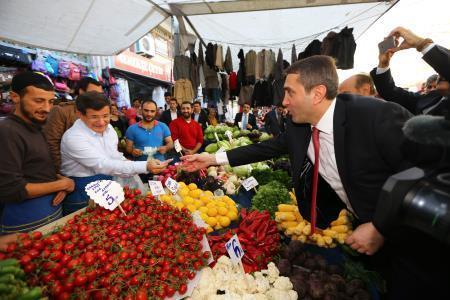 Başbakan Davutoğlu, pazar tezgahına geçti