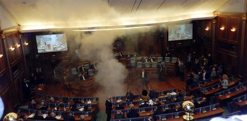 Kosova Meclisinde göz yaşartıcı bomba