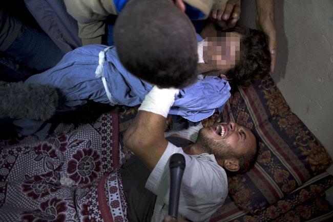 Filistinli babanın, İsrail saldırısında ölen minik kızına vedası ağlattı