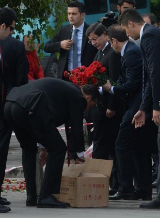 Başbakan Davutoğlu saldırı noktasına karanfil bıraktı