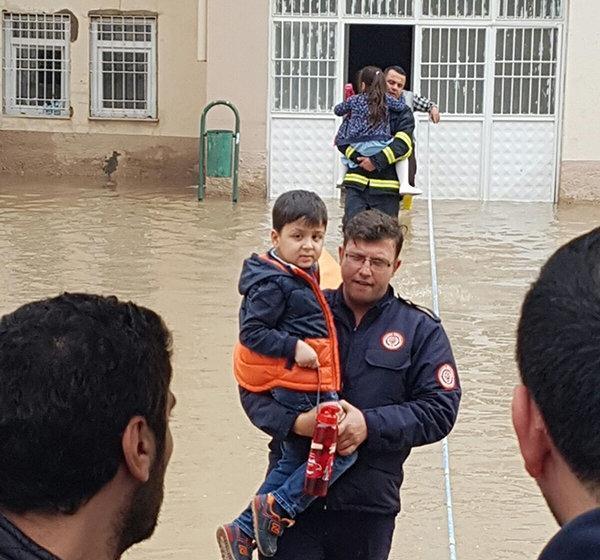 Mardin Kızıltepede aşırı yağıştan kerpiç ev çöktü