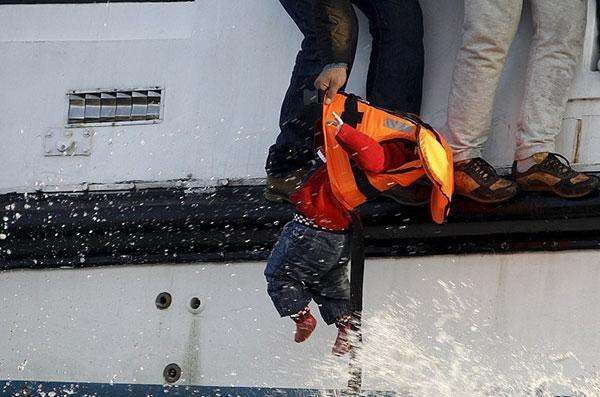 Denize düşen mülteci çocuğun kurtuluş fotoğrafı