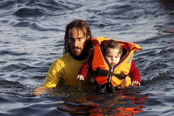 Denize düşen mülteci çocuğun kurtuluş fotoğrafı