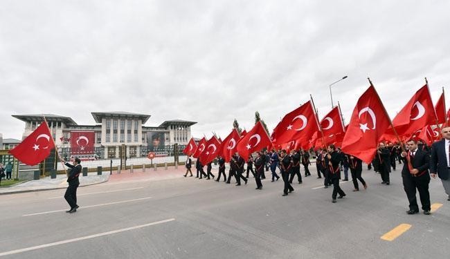 Cumhurbaşkanı Erdoğan Sarayın balkonundan halkı selamladı