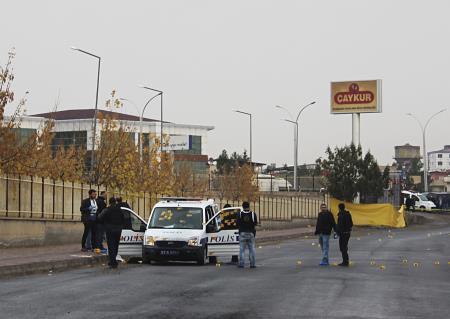 Diyarbakırda polis aracına saldırı: 3 polis yaralı