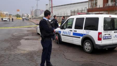 Diyarbakırda polis aracına saldırı: 3 polis yaralı