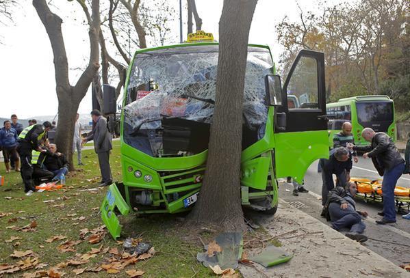 Sarıyerde yolcu minibüsü ağaca çarptı
