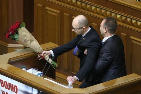 Ukrayna Başbakanını kucaklayıp kürsüden indirdi