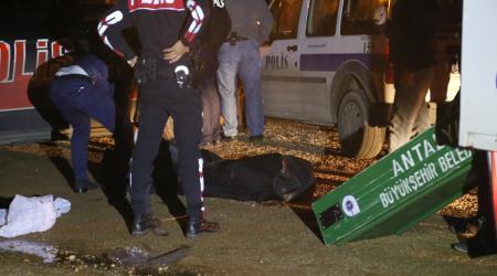 Antalyada otomobilden atılan genç kız hayatını kaybetti