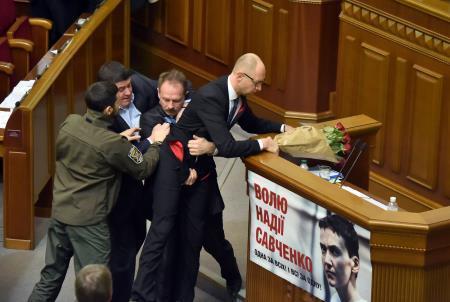 Ukrayna Başbakanını kucaklayıp kürsüden indirdi