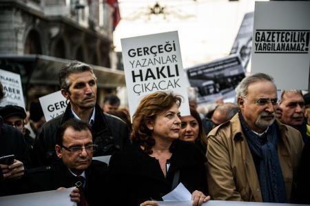 Gazeteciler, Can Dündar ve Erdem Gül için 30 adım yürüdü
