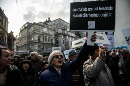 Gazeteciler, Can Dündar ve Erdem Gül için 30 adım yürüdü
