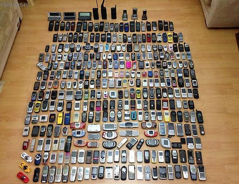 Antika cep telefonu koleksiyonu alıcısını bekliyor