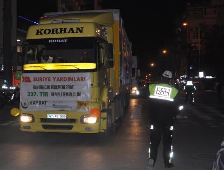 Türkmenlere yardım TIRlarını bakanlar uğurladı