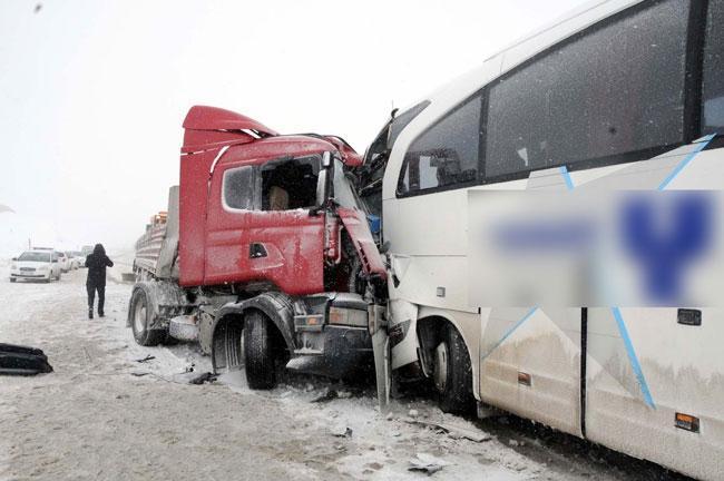 Otobüs TIRa çarptı: 1 ölü, 33 yaralı
