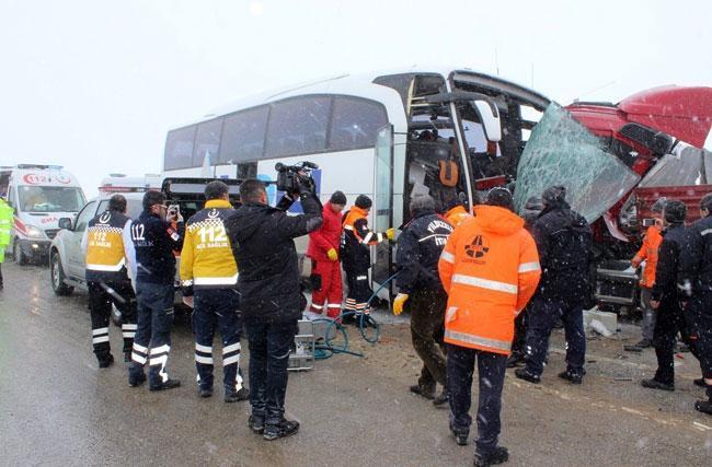 Otobüs TIRa çarptı: 1 ölü, 33 yaralı