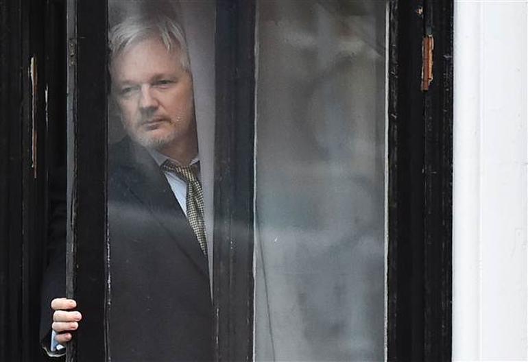 Assangedan balkon konuşması