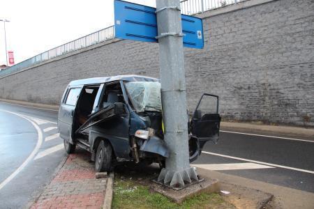 Kontrolden çıkan minibüs yön tabelasına çarptı: 6 yaralı