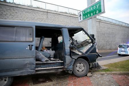 Kontrolden çıkan minibüs yön tabelasına çarptı: 6 yaralı