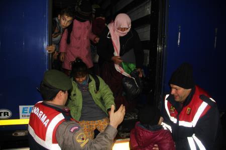 Edirnede TIR dorsesinde 97 sığınmacı yakalandı