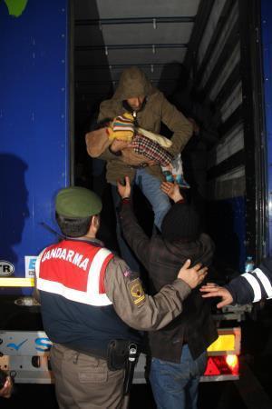 Edirnede TIR dorsesinde 97 sığınmacı yakalandı