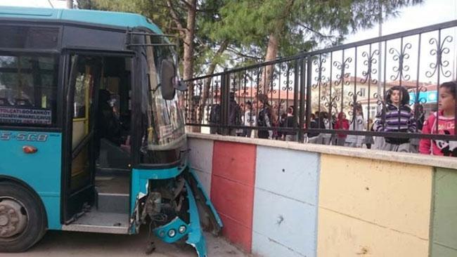 Halk otobüsü okul duvarına çarptı