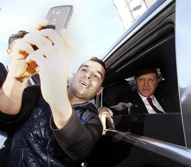 Erdoğanın konvoyunu durdurup selfie yaptı
