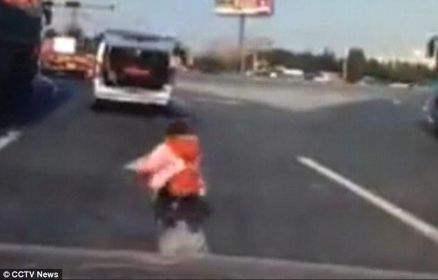 Küçük çocuk trafiğin ortasında bagajdan düştü
