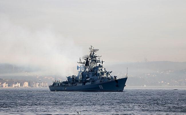 Rus savaş gemilerine Boğazda sıkı takip