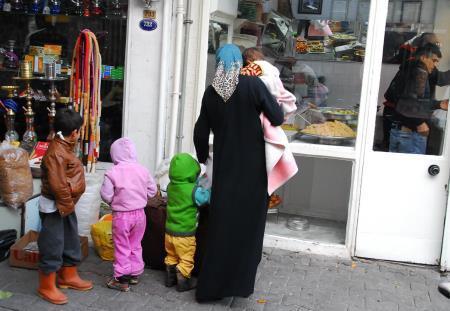 Mülteci kadın ve çocuklarının tatlılara acı bakışı
