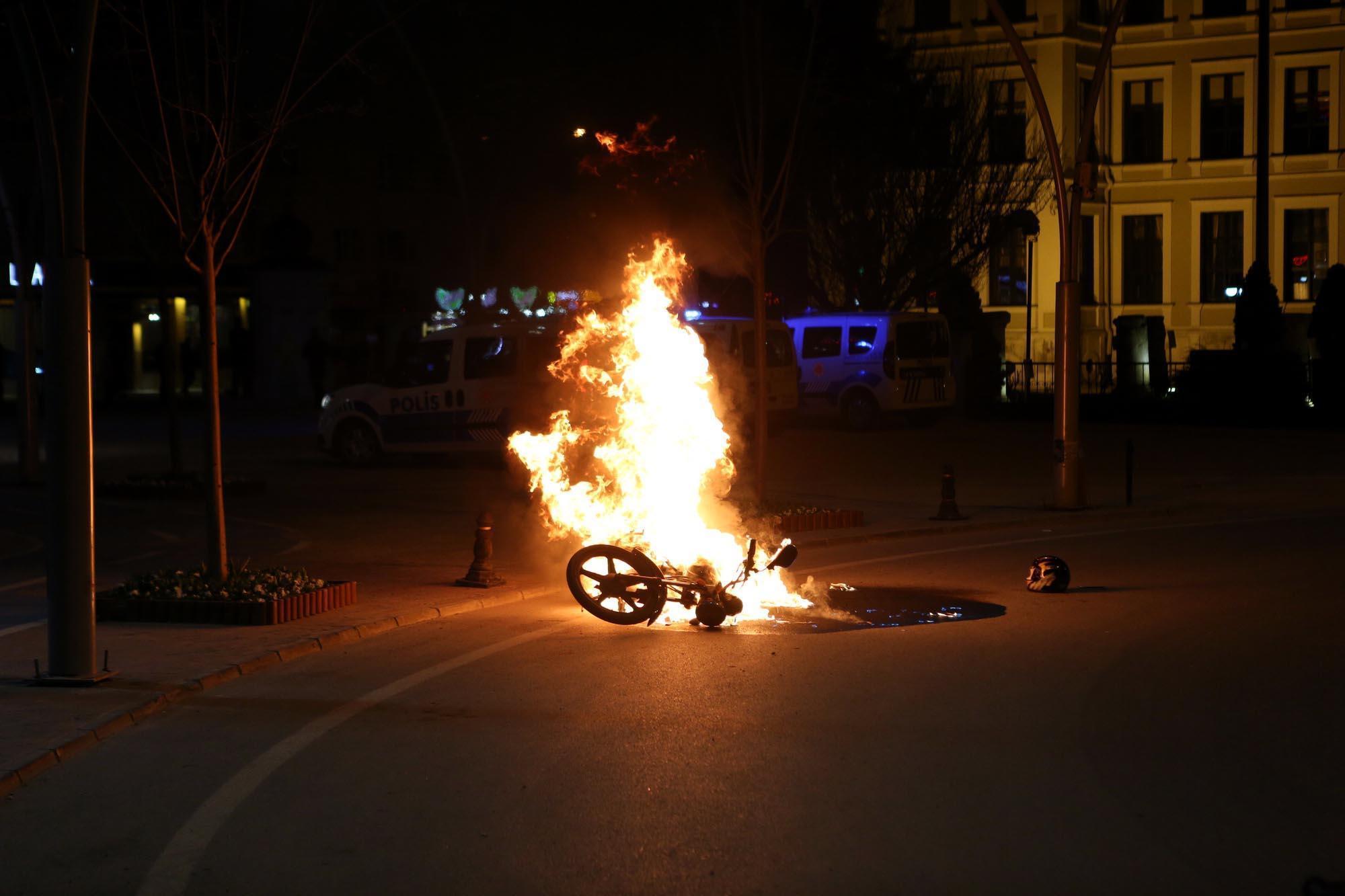 Alkollü yakalanınca motosikletini ateşe verdi