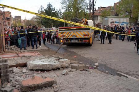 Vincin çarptığı okul duvarı yıkıldı:2 çocuk hayatını kaybetti