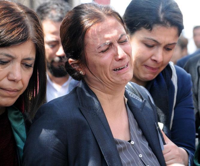 Eşi, Tahir Elçinin vurulduğu yerde gözyaşı döktü