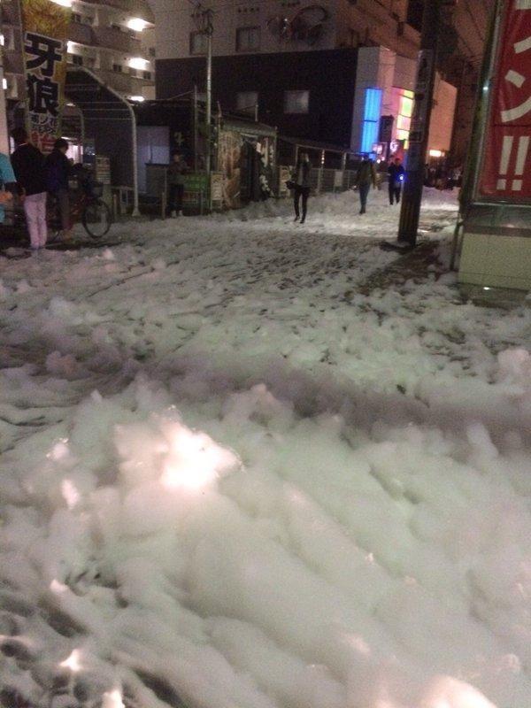 Japonya sokakları depremden sonra beyaz köpüklerle kaplandı