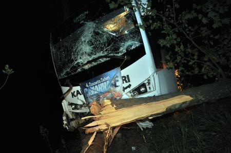 İnegölde öğrencileri taşıyan otobüs kaza yaptı
