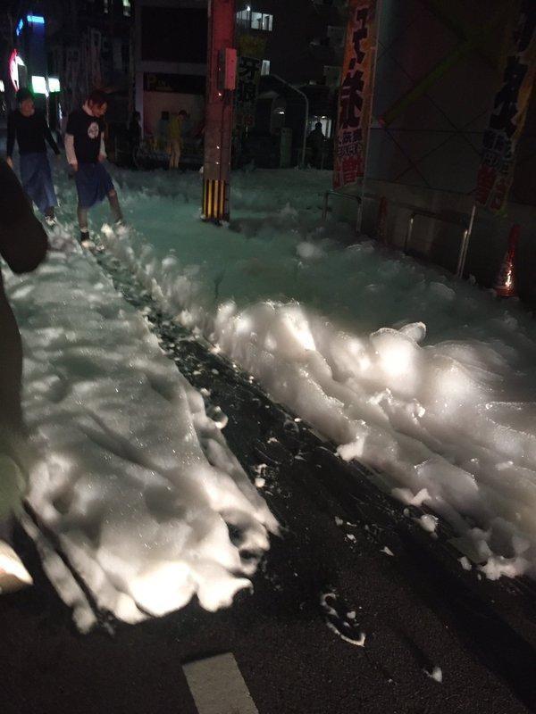 Japonya sokakları depremden sonra beyaz köpüklerle kaplandı