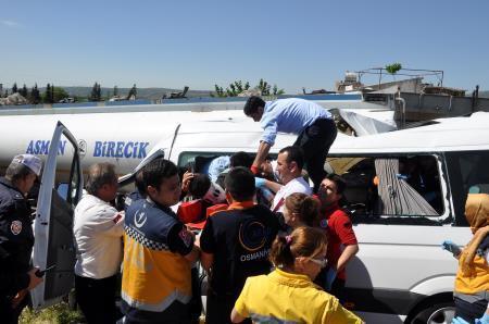 Osmaniyede minibüs tankere çarptı: 3 ölü, 11 yaralı