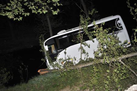 İnegölde öğrencileri taşıyan otobüs kaza yaptı