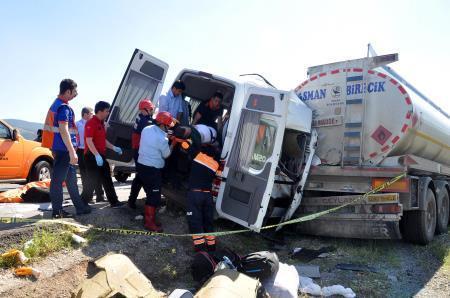 Osmaniyede minibüs tankere çarptı: 3 ölü, 11 yaralı