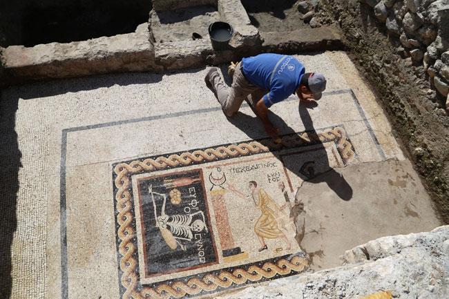Antik mozaikte ehlikeyif iskelet ve Neşeli ol, hayatını yaşa yazısı
