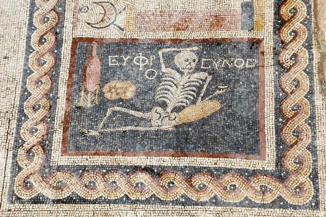 Antik mozaikte ehlikeyif iskelet ve Neşeli ol, hayatını yaşa yazısı