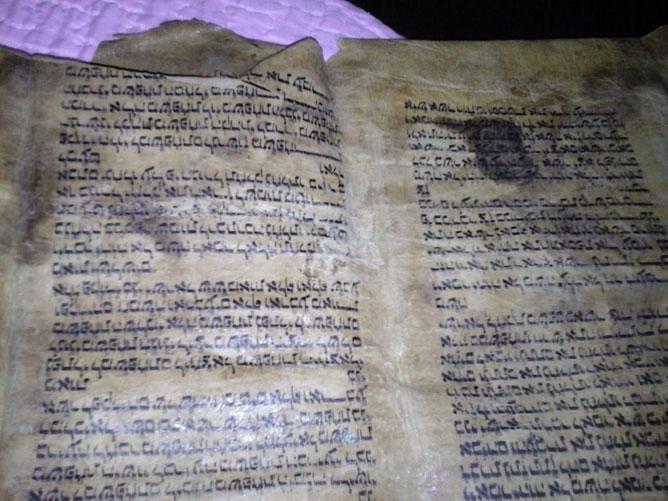 Balina derisine yazılmış 600 yıllık Tevratı satmak isterken yakalandı