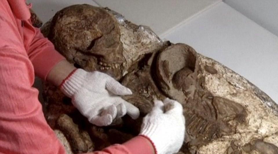 4 bin 800 yıldır bebeğini kucaklıyor