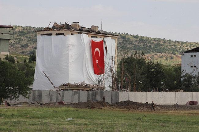 Diyarbakırda tabur komutanlığına bomba yüklü araçla saldırı: 1 şehit, 26 yaralı
