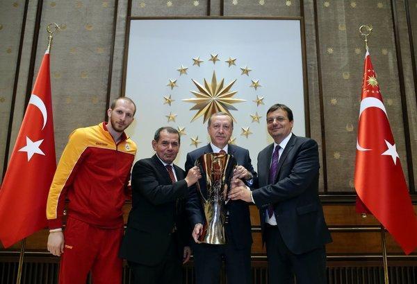 Erdoğan şampiyonları kabul etti