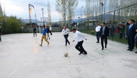 Başbakan Davutoğlu çocuklarla futbol oynadı